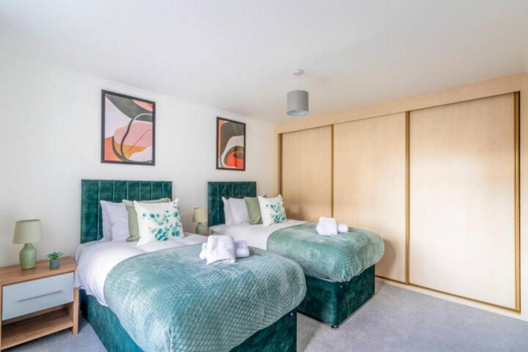 Large Sea View 2 Bedroom Sleeps 6 - Free Parking บอร์นมัธ ภายนอก รูปภาพ