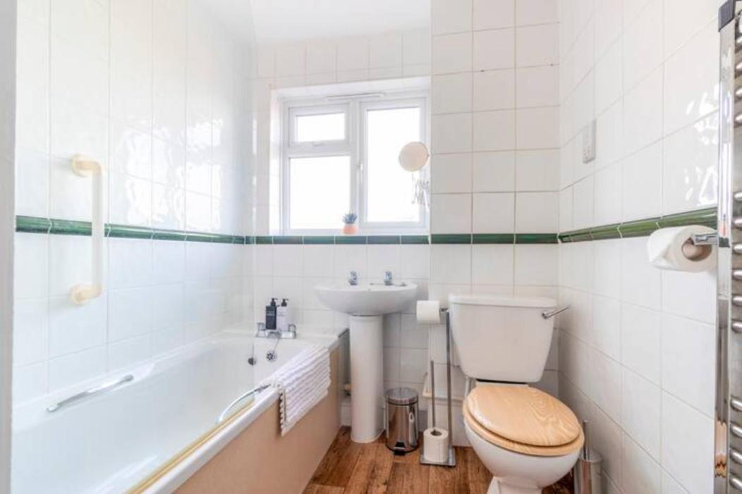 Large Sea View 2 Bedroom Sleeps 6 - Free Parking บอร์นมัธ ภายนอก รูปภาพ