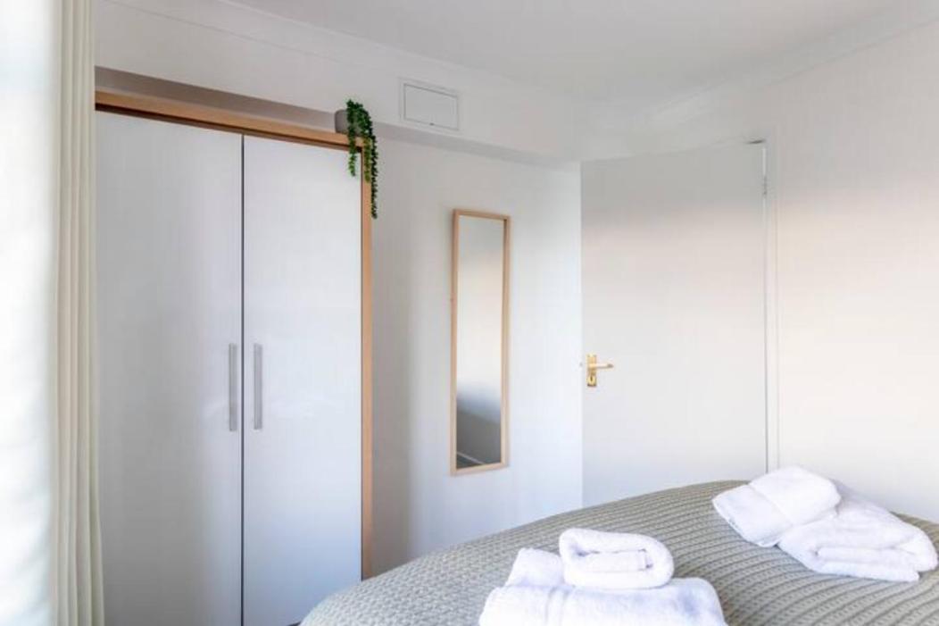 Large Sea View 2 Bedroom Sleeps 6 - Free Parking บอร์นมัธ ภายนอก รูปภาพ